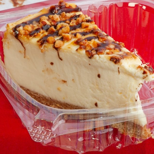 TURTLE CHEESECAKE SLICE.